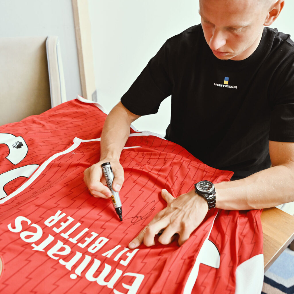 Олександр Зінченко підписує футболку