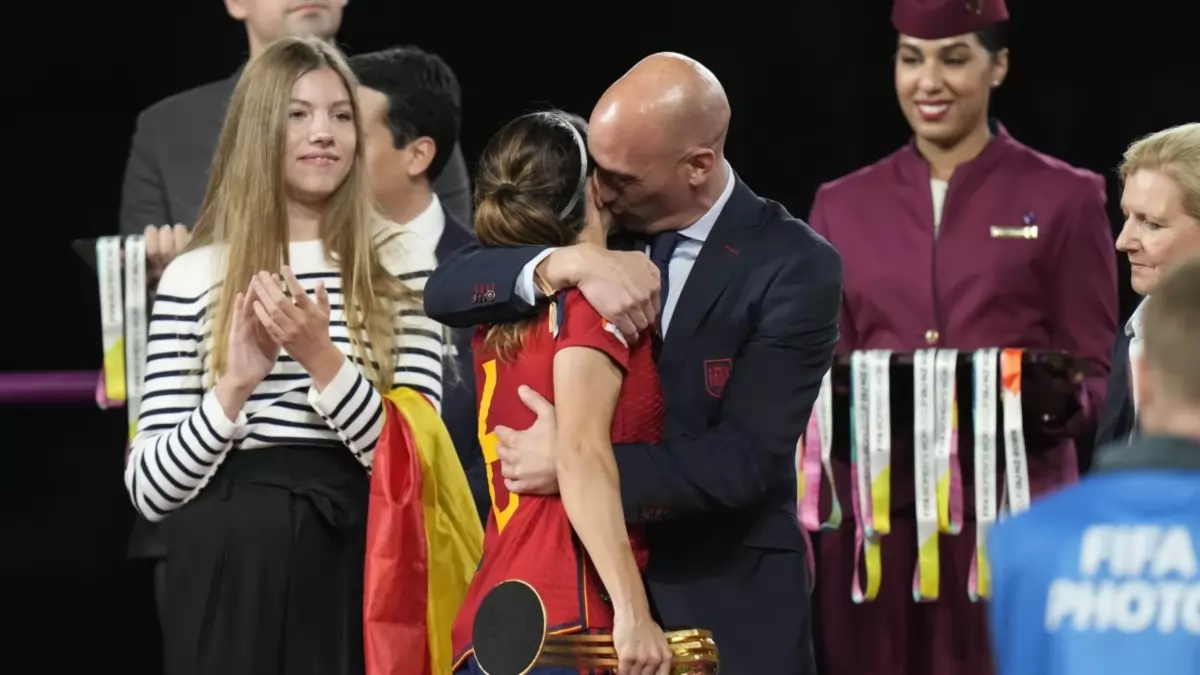 Президент федерації футболу Іспанії Луїс Рубіалес поцілував футболістку